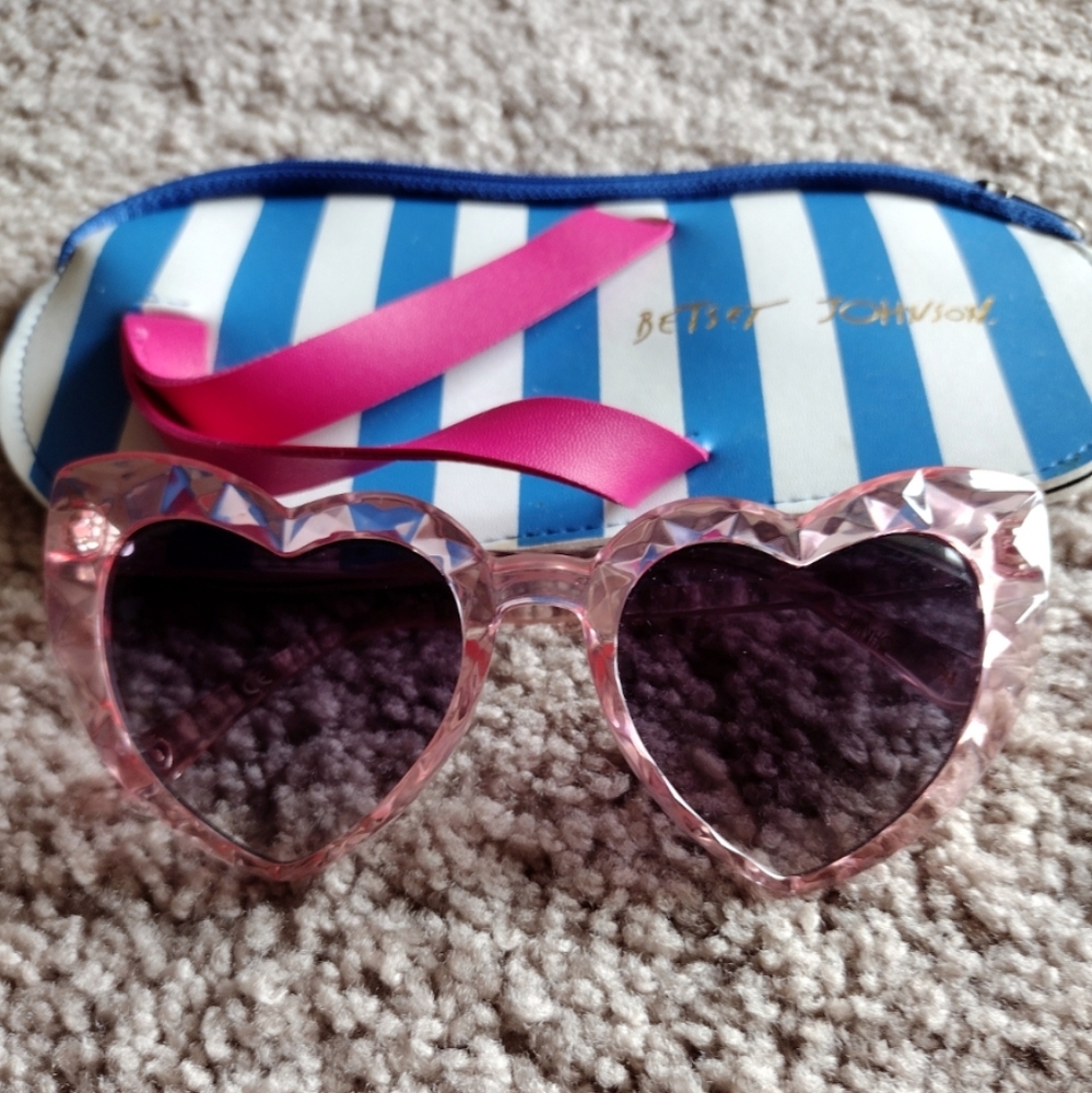 Betsey Johnson Heart Shaped Cateye Sunglasses & Beach Sandal Sunglass Holder